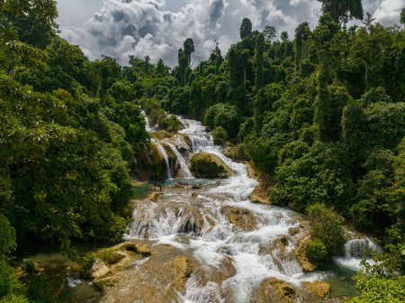 Tropischer Bergwald mit schönen Wasserfällen. Aliwagwag Falls. Mindanao, Philippinen.