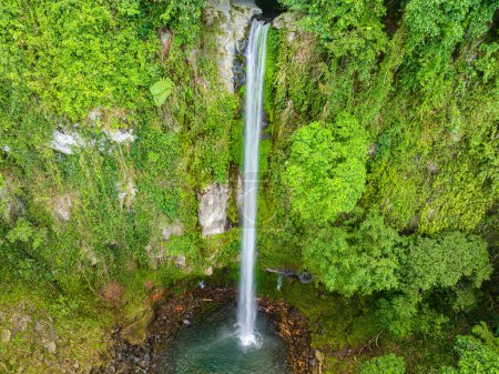 Foto de Vista superior del agua salpicada con agua verdosa de Katibawasan Falls en la isla de Camiguin. Filipinas. - Imagen libre de derechos
