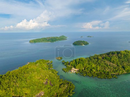 Foto de Grupo de islas y mar azul. Once Islas en Zamboanga, Filipinas. - Imagen libre de derechos