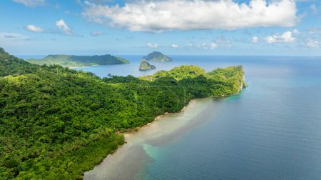 Insel mit grünen Pflanzen und blauem Meer. El Nido, Palawan. Philippinen.