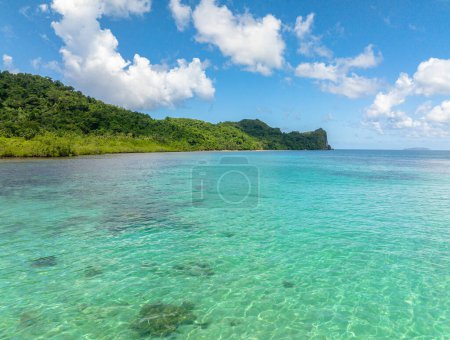 Téléchargez les photos : Eau de mer claire avec coraux et île à El Nido, Palawan. Philippines. - en image libre de droit