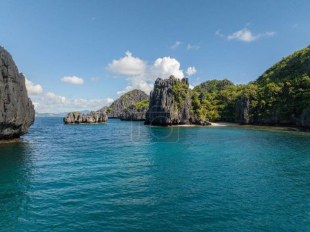 Inselchen und Insel in El Nido unter blauem Himmel und Wolken. Palawan, Philippinen.