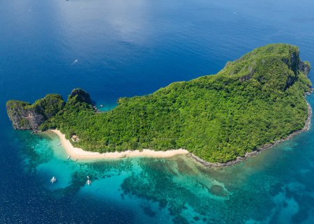 Sandstrand und türkisfarbenes Wasser mit Touristenbooten. Helikopterinsel. El Nido, Philippinen.