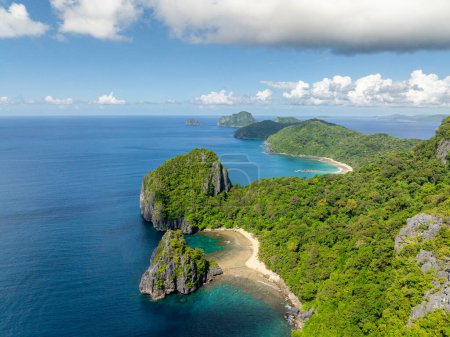 Téléchargez les photos : Plages côtières et mer bleue dans l'île de Cadlao. El Nido, Philippines. - en image libre de droit