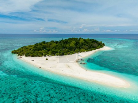 Schöne Strände in Mantigue Island. Türkises Wasser und Korallenriffe. Camiguin, Philippinen.