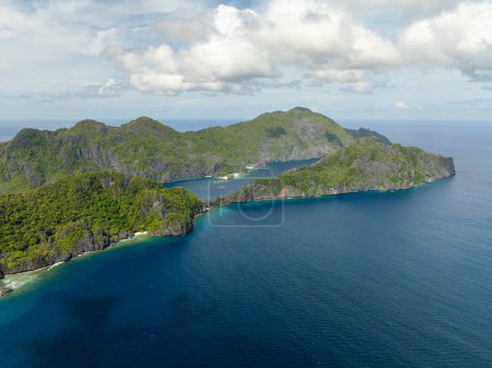 Tapiután y Matinloc rodeados de mar azul. Islas en El Nido, Palawan. Filipinas.