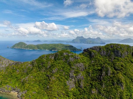 Islas con espléndida piedra caliza bajo cielo azul y nubes. El Nido, Filipinas.