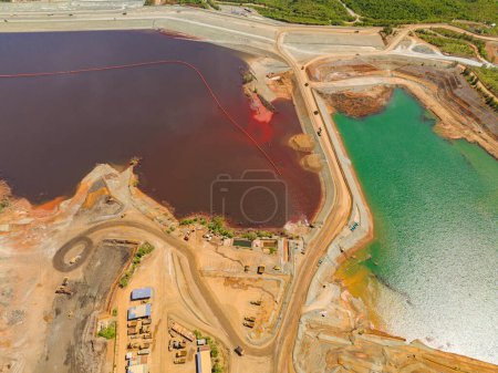 Foto de Sangriento color de agua en níquel minero. Mindanao, Filipinas. - Imagen libre de derechos