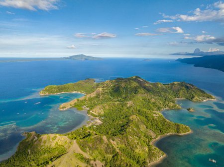 Schöne Meereslandschaft mit türkisfarbenem Wasser. Blauer Himmel und Wolken. Mati, Davao Oriental. Philippinen.