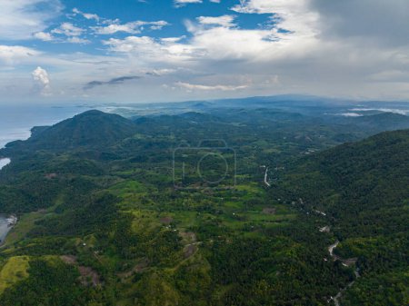 Tropische grüne Wälder in den Bergen und landwirtschaftliche Flächen mit Autobahn. Mindanao, Philippinen.
