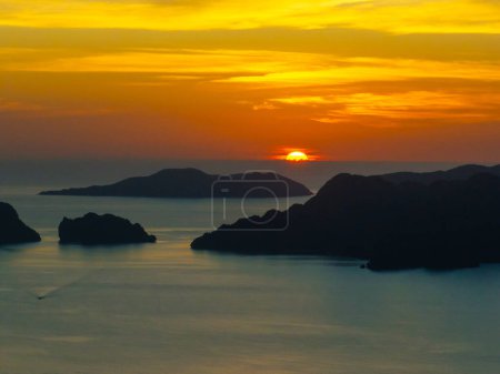 Foto de Hermosa puesta de sol sobre el mar y las islas en El Nido. Palawan, Filipinas. - Imagen libre de derechos
