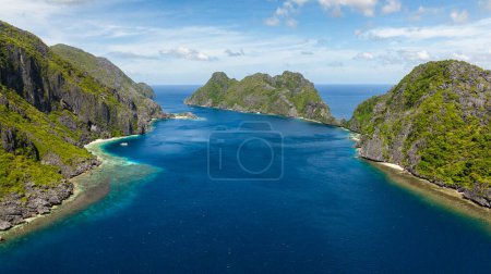 Inseln in El Nido. Tapiutan und Matinloc umgeben von blauem Meer. Palawan. Philippinen.