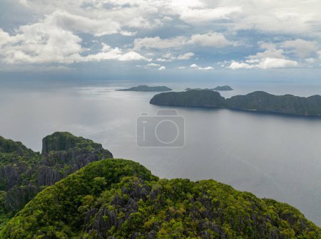 Mar azul e islas con playas de arena blanca. El Nido. Palawan. Filipinas.