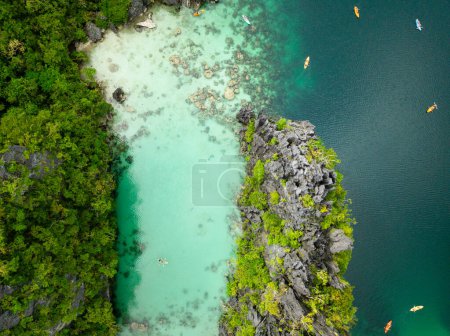 Agua turquesa clara con kayaks. Laguna Grande en la Isla Miniloc. El Nido, Palawan. Filipinas.