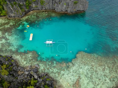 Türkisklares Wasser mit Kajaks. Kleine Lagune auf der Insel Miniloc. El Nido, Palawan. Philippinen.
