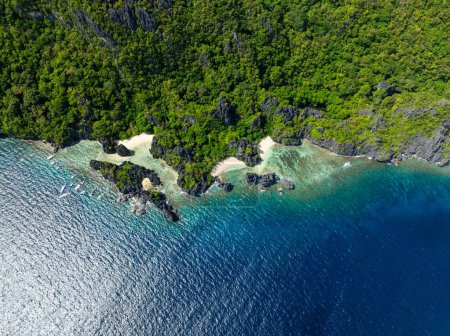 Blick von oben auf klares Wasser mit Sonnenreflexion über Hidden Beach. Matinloc Island. El Nido, Philippinen.
