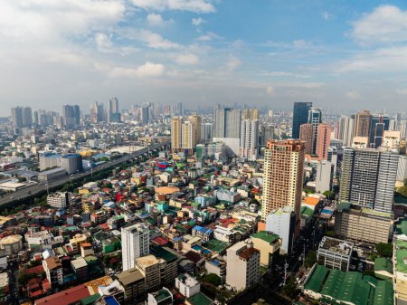 Skyline in der Metro Manila. Fahrzeuge auf Autobahnen und in modernen Gebäuden. Makati, Philippinen.