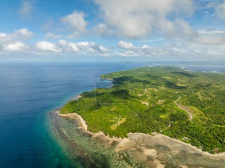 Tropical Island mit türkisfarbenem Meerwasser und Riffen. Santa Fe, Tablas, Romblon. Philippinen.