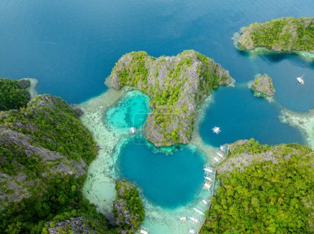 Des lagunes aux coraux. Bateaux sur l'eau turquoise dans le lac Kayangan. Coron, Palawan. Philippines.