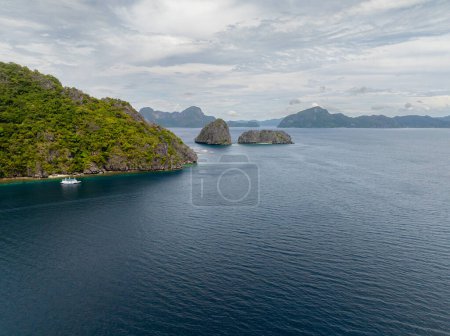 Boot auf blauem Meer in Miniloc Island. Zwillingsfelsen. El Nido, Palawan. Philippinen.