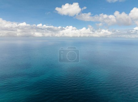 Foto de Superficie azul con corales. Cielo azul y nubes. Boracay, Filipinas. - Imagen libre de derechos