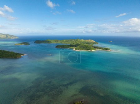 Manamoc y Cabangajan Island con agua de mar turquesa. Santa Fe, Tablas, Romblon. Filipinas.