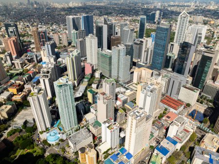Hochhäuser und Eigentumswohnungen in den Metro Manila Wolkenkratzern. Makati, Philippinen.