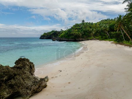 Beau paysage de plage avec des palmiers. L'île de Carabao. Ciel bleu et nuages. San José. Romblon, Philippines.