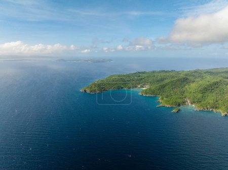 Paysage marin : île de Carabao et île de Boracay entourées de mer bleue. Philippines.