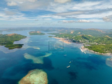 Drone Ansicht der Inseln und Coron Town Richtig. Blaues Meer mit Fähre und Booten. Palawan. Philippinen.