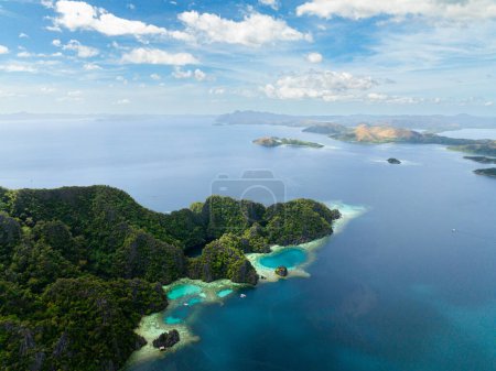 Téléchargez les photos : Îles avec lagunes et plages à Coron. Mer bleue, ciel bleu et nuages. Palawan. Philippines. - en image libre de droit