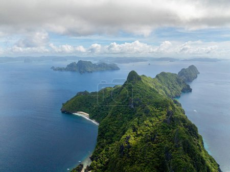 Isla Matinloc rodeada de mar azul. El Nido, Filipinas.