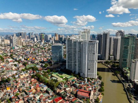 Edificios y zonas residenciales en Mandaluyong City. Cielo azul y nubes. Metro Manila, Filipinas.