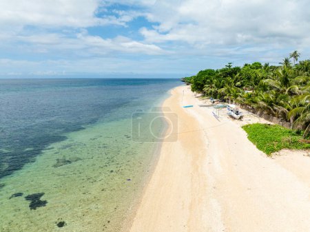 Téléchargez les photos : Plage de Lanas, San José. Belle plage de sable avec de l'eau turquoise claire. L'île de Carabao. Romblon, Philippines. - en image libre de droit