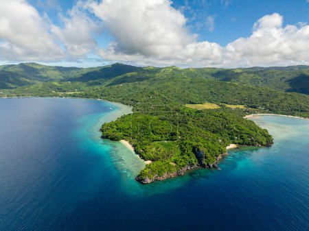 Foto de Mar azul e isla tropical con bosque verde. Cielo azul y nubes. Isla Romblon en Romblon. Filipinas. - Imagen libre de derechos