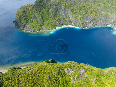 Isla de Tapiután y Matinloc con mar azul. El Nido Palawan. Filipinas.