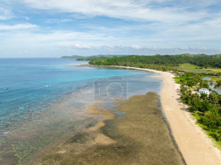 Tropischer Badeort mit weißem Sand und klarem Meerwasser mit Korallen. Santa Fe, Tablas, Romblon. Philippinen.