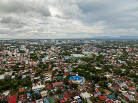 Vista aérea de la ciudad de Iloilo. Edificios comerciales y área de residencia. Isla Panay. Filipinas.