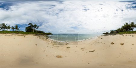 Playa con olas del océano, cielo azul y nubes. Isla Carabao en Romblon, Filipinas. VR 360.
