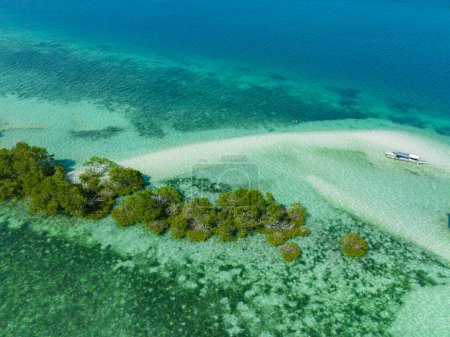 Barra de arena blanca y agua turquesa transparente. Isla Desaparecida. Samal, Davao. Filipinas.