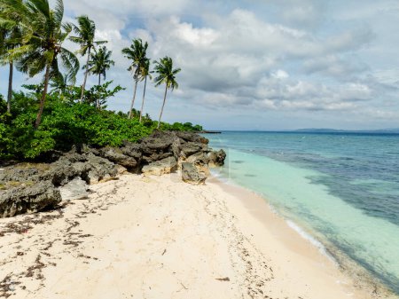 Kokospalmen und Sandstrand auf der Insel Carabao. Blauer Himmel und Wolken. Romblon. Philippinen.