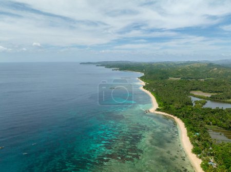 Agua de mar turquesa transparente con corales y playa de arena blanca. Santa Fe, Tablas, Romblon. Filipinas.