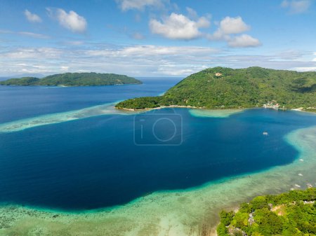 Foto de Drone vista de la isla con agua turquesa en la costa y el mar azul. Gargantos Beach Resort. Romblon, Filipinas. - Imagen libre de derechos