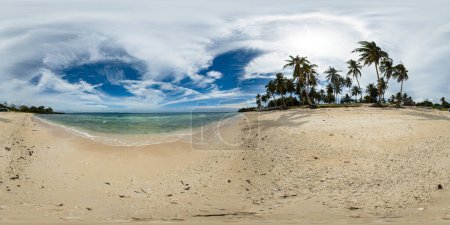 Foto de Ondas oceánicas con burbujas que se estrellan sobre la playa de arena en la isla de Carabao en Romblon, Filipinas. VR 360. - Imagen libre de derechos