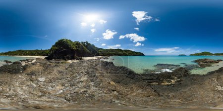 Foto de Costa rocosa con claras olas oceánicas. Playa Diapela. El Nido. Palawan. Filipinas. VR 360. - Imagen libre de derechos