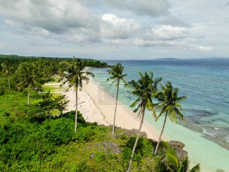Tropische Landschaft mit Strand und klarem türkisfarbenem Meerwasser mit Korallen. Carabao Island. San Jose, Romblon. Philippinen.