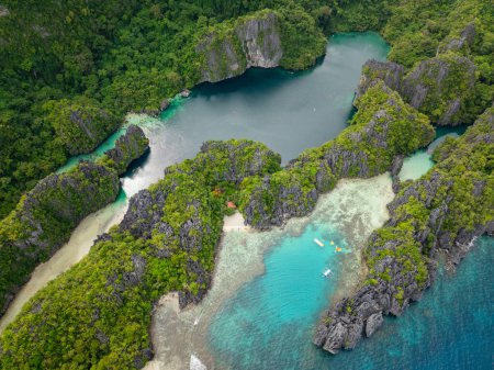 Große und kleine Lagunen mit Kajaks über klarem Wasser. Miniloc Island. El Nido, Palawan. Philippinen.