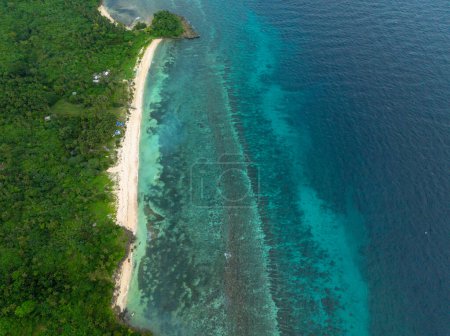 Plage de sable blanc avec eau turquoise et coraux. L'île de Carabao. San José, Romblon. Philippines.