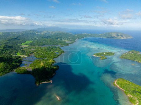 Manamoc und Cabangajan Insel mit türkisfarbenem Meerwasser. Santa Fe, Tablas, Romblon. Philippinen.