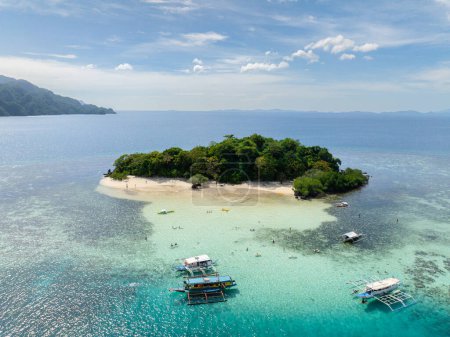 Téléchargez les photos : Belle vue panoramique sur la plage de CYC. Groupe de bateaux flottant au-dessus des eaux claires et des coraux. Coron, Palawan. Philippines. - en image libre de droit
